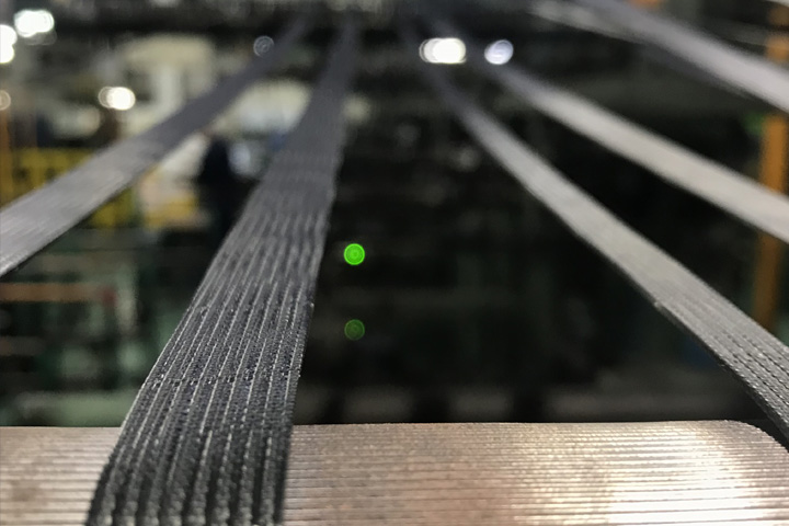 タイヤ製造：シート裁断作業